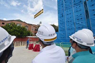 侯友宜市長主持義學國民中學多功能體育館共構地下停車場興建工程上梁典禮,勉勵施工團隊在安全前提下,戮力朝明年8月完工目標邁進。
