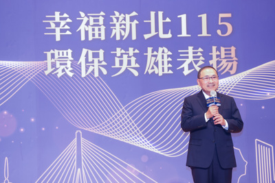 新北市政府於今（30）日舉辦「115年環保英雄表揚大會」，新北市長侯友宜感謝環保英雄長年在第一線與市府合作，推動環境美化、資源永續等行動。
