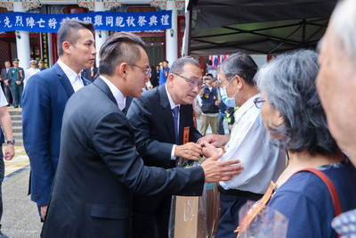 典禮結束後，侯友宜也向烈、義士遺族及家屬逐一慰問，表達關懷。