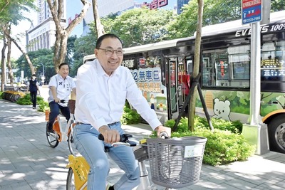 新北市長侯友宜(前)今與交通局長鍾鳴時(後)一同騎乘YouBike進入會場。