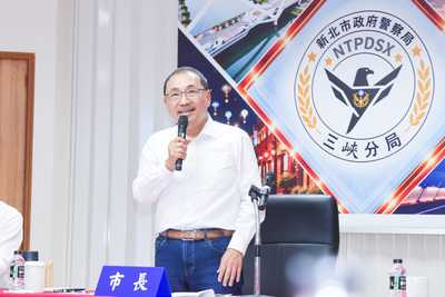 侯友宜今（2）日前往三峽分局慰勉守護地方治安有功的警察同仁，並宣布三峽分局重建計畫。