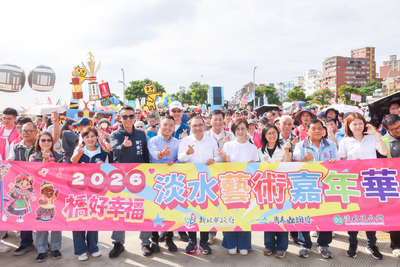 侯友宜指出，今年第18屆「淡水藝術嘉年華」適逢淡江大橋通車，特別以「橋好幸福」為主題，迎接通車後的嶄新氣象，展現淡水多元的城市風貌。