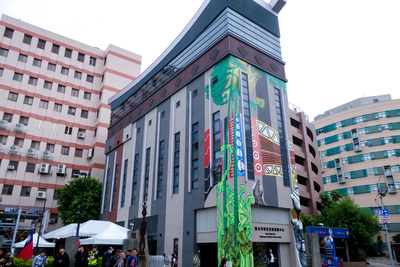 北原中心外牆由魯凱族藝術家杜寒菘創作，以山林動物、植物及文化元素構成活潑鮮明視覺，成為三重區街道的特色建築。