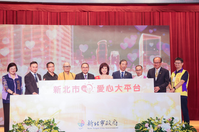 新北市政府今（8）日舉辦「新北市好日子愛心大平台」7週年感恩會，新北市長侯友宜與愛心大使白嘉莉，以及企業、個人、宗教及公益團體代表與受助者齊聚參與。