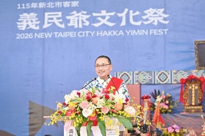 市長侯友宜帶領各界貴賓、踩街團隊共同挑擔奉飯進入新北市民廣場，並在主祭台舉辦祭祀大典，由主祭官、正獻官共同行三獻禮，恭讀祝文祈求國泰民安、風調雨順。