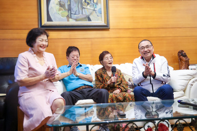 新北市長侯友宜今（14）日前往淡水區拜訪高齡101歲的人瑞洪許俸女士，洪許俸更即興唱起日本童謠「桃太郎」，展現活潑開朗的精神。