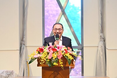 新北市長侯友宜出席剪綵時表示，透過五大樂齡策略，打造在地長者終身學習與社交互動的新據點，鼓勵長輩多加利用。