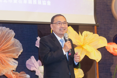 侯友宜表示，市府積極建置兒少安全網絡，透過公私協力，與醫療院所、安置單位、類家庭及寄養家庭合作，成功安置共746名兒少。