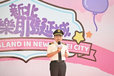 「2026新北歡樂耶誕城」將於11月13日盛大開城，新北市長侯友宜今（22）日化身機長出席啟動記者會，宣布攜手全球知名IP「卡娜赫拉的小動物」等人氣角色共度一場「萌幻旅行」。
