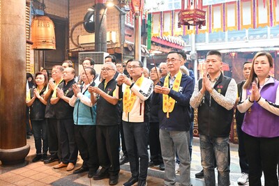 新北市長侯友宜親自前往參拜，祈求觀世音菩薩護佑新北市民平安健康、市政推動順利。