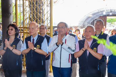 艋舺龍山寺捐5套電動油壓破壞器材，新北市長侯友宜感謝為新北添救災利器。