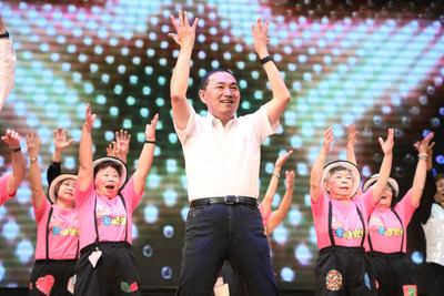 侯友宜市長參加松年銀新達人秀大秀舞姿，榮獲評審結果「過關」