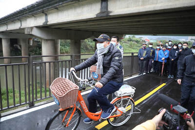 視察汐止五堵貨場河濱友善自行車專用道及周邊工程，侯友宜市長親自騎乘體驗