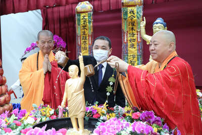 新北市佛教會浴佛節慶典大會，侯友宜市長與法師灌沐佛陀聖像祈求國泰民安