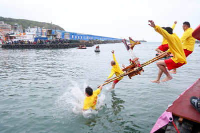 新北野柳神明淨港百年傳統儀式，信徒抬神轎跳入海淨港