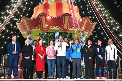 新北歡樂耶誕城今(5)晚啟動第二支雷射光雕秀「馬戲團魔法道具篇」,並同步開幕德國耶誕市集,帶來奇幻光影秀與道地德國美食。