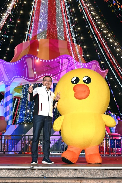 LINE FRIENDS第3位人氣角色莎莉現身點燈活動,侯友宜與莎莉開心合影。