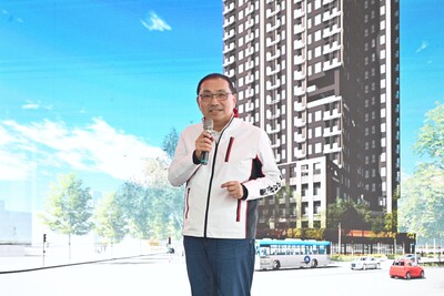 侯友宜表示,本案採複合式規劃,針對該地區停車需求與居住發展,興建青年社會住宅,並同步配置完善的停車設施。