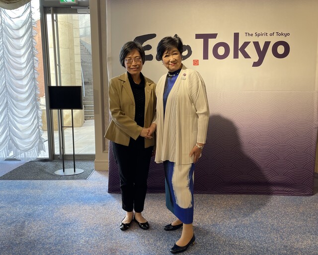 祝處長在全球城市永續網絡（G-Nets）首長高峰會歡迎晚宴與東京都知事小池百合子合影