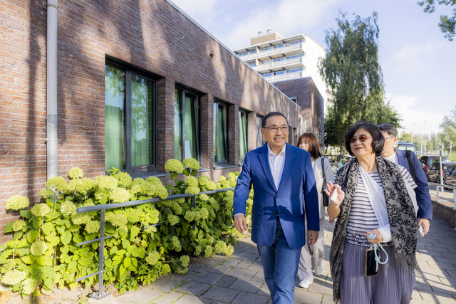 新北市長侯友宜於台灣時間2日率領市府跨局處團隊，前往荷蘭阿姆斯特丹知名的失智照護社區——霍格威村（The Hogeweyk）參訪