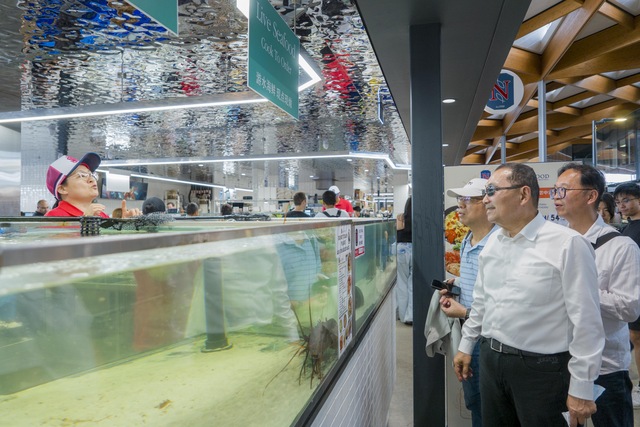 新北市長侯友宜考察全新開幕的雪梨魚市場，是南半球最大、全球第三大的海鮮市場流