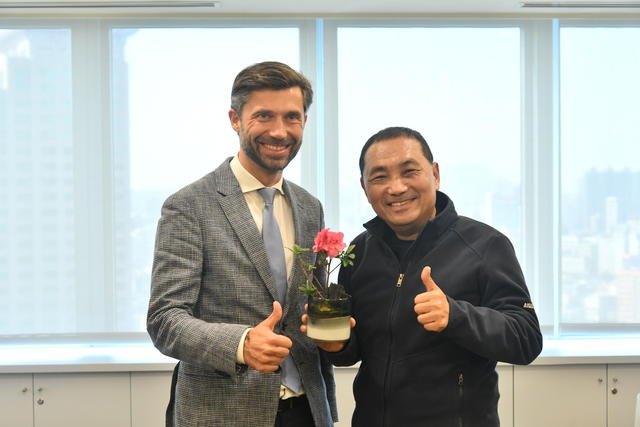 市長與高哲夫處長合影