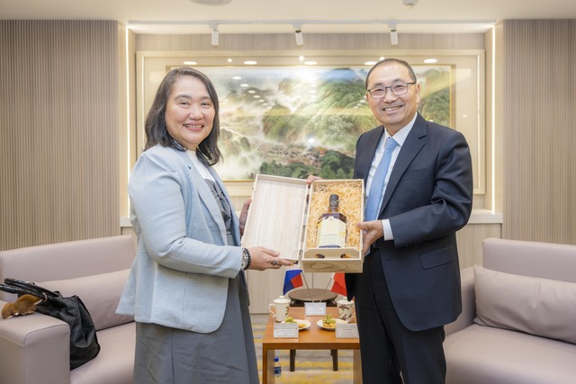 侯市長致贈葛若菲主席（左）紀念禮並合影留念