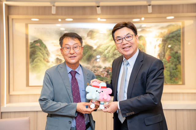 劉和然副市長致贈世壯運「壯寶」玩偶給金英敏副市長