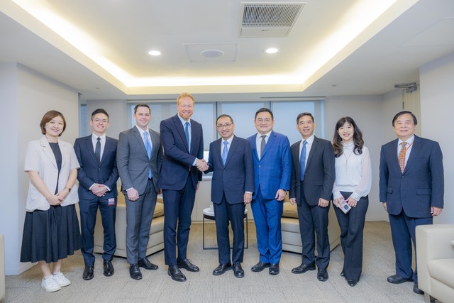 Uber 全球公共政策副總裁Andrew Byrne(左四)率團隊蒞新北市府拜會
