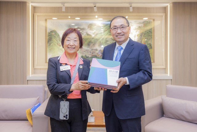 侯友宜市長致贈加州臺灣同鄉聯誼會儲錦琪會長（左）「新北禮」。