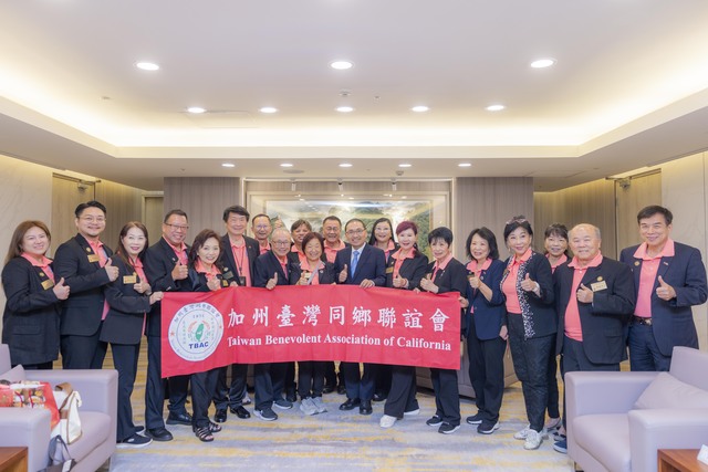 侯友宜市長與訪團成員一同合影。