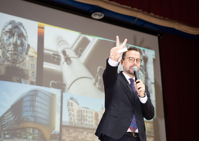 捷克代表以幽默生動的演講帶領在座師生遊歷捷克的歷史與文化風情，現場氣氛熱烈，笑聲不斷