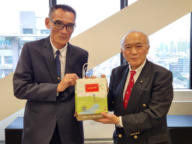 新店區黃秀川區長代表致贈川村博章議員茶葉禮盒