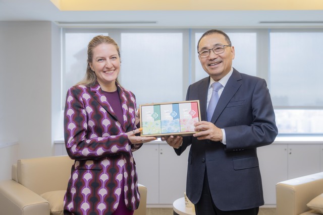 侯市長致贈馬年春聯「馬祥厚運」給于靜代表及周題副代表