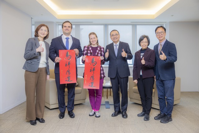 侯市長致贈全國首項連續7年獲獎之新北蜜香紅茶給于靜代表（左）