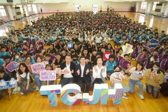 黃凱希副處長與土城國中師生合影留念