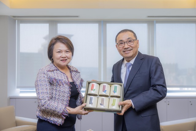 侯市長致贈新北好茶禮盒給符代表