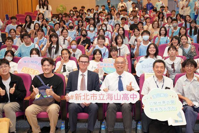 羅瑞代表與海山高中師生合影