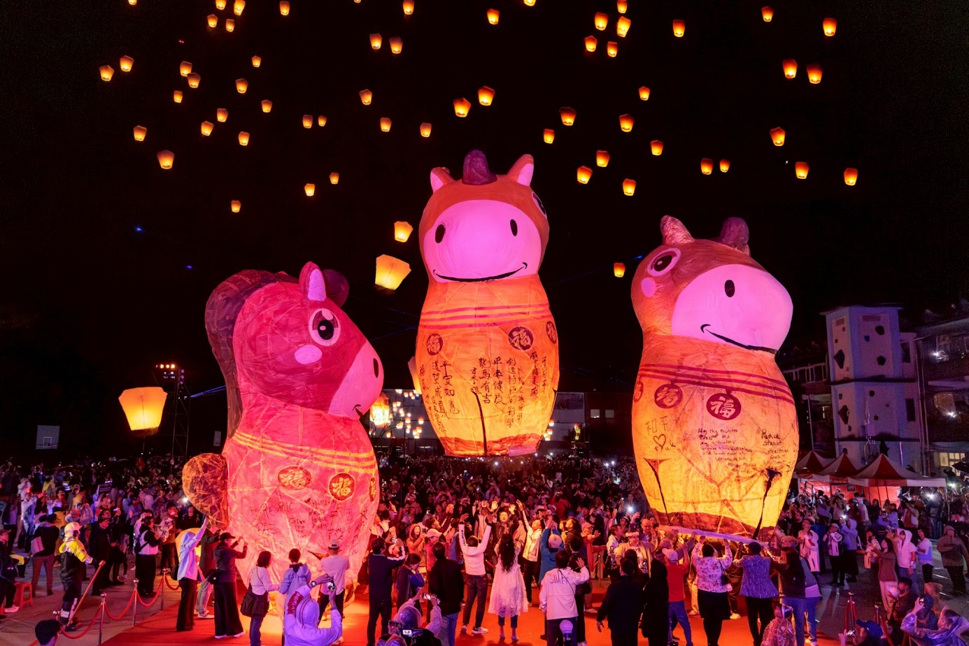 三盞巨型福馬主燈，寓意「馬驫奔騰，邁向成功」，期盼民眾在新的一年都能如福馬升空般勇往直前