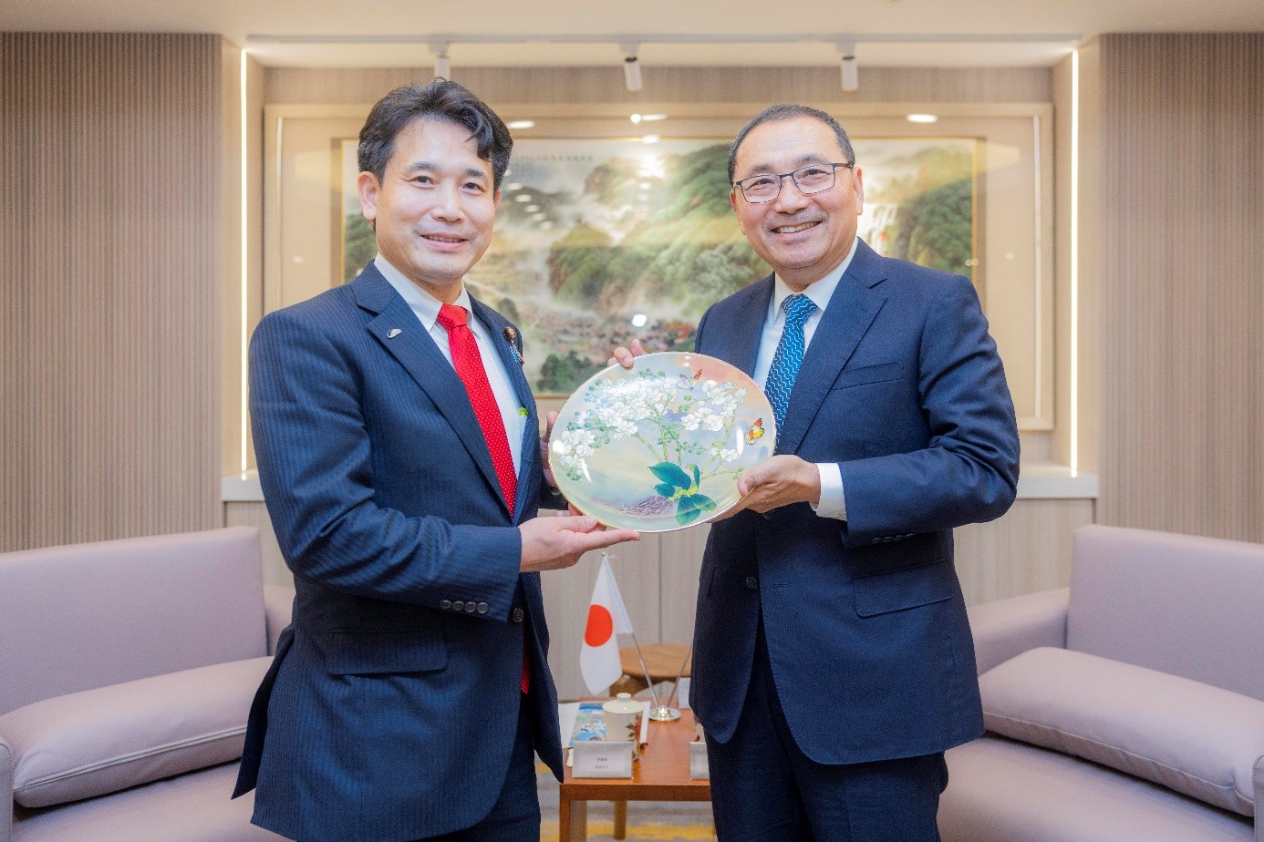 侯市長致贈瀧波宏文參議員（左）鶯歌陶瓷藝術品