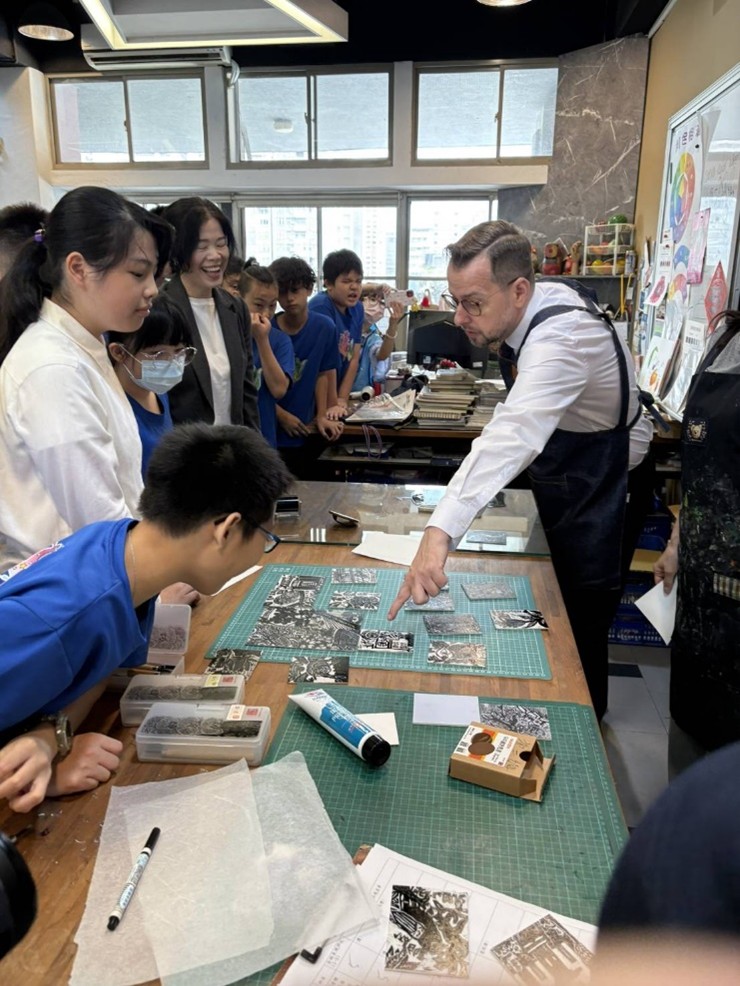 史坦格代表穿上圍裙與小學生共同創作版畫