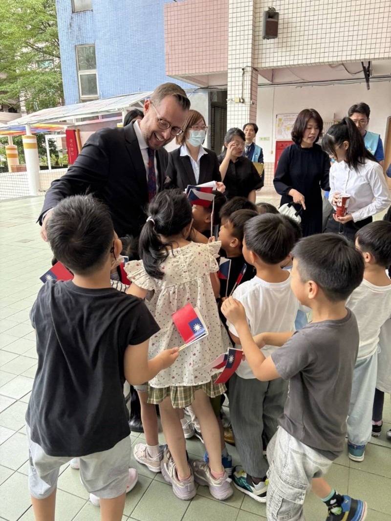 學生踴躍與史坦格代表互動