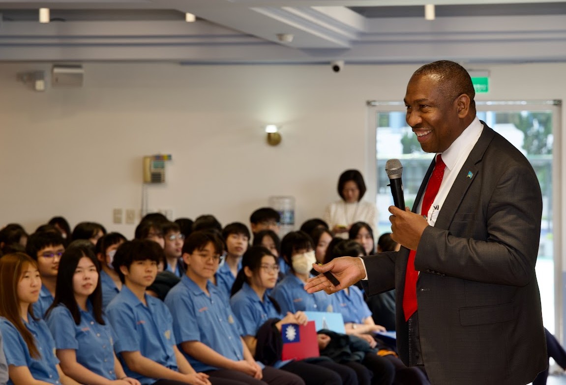 路易斯大使以「天堂中的學習之旅：魅力聖露西亞」為題進行演講